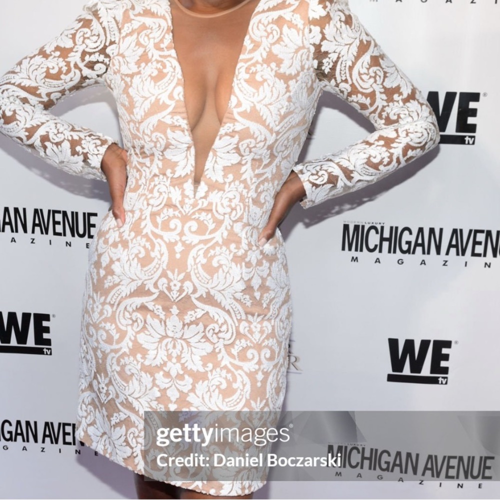 Red Carpet Ready: Elegant Lace Party Dress, Size M